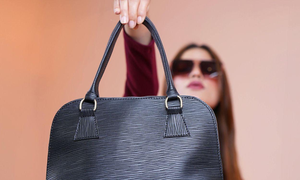 Una mujer sujeta un bolso