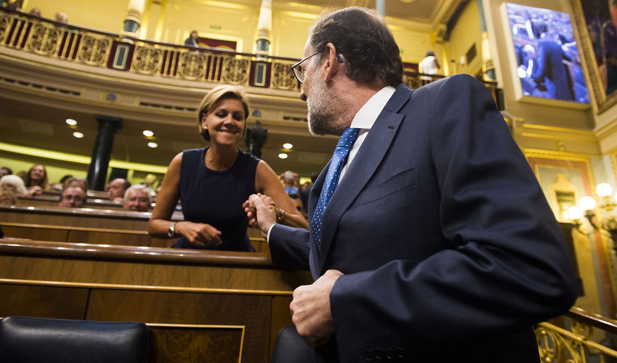 Rajoy saluda a Cospedal al inicio de Debate de Investidura. La secretaria general del PP ha sido una de las caras del 'no' a los Pactos de Estado