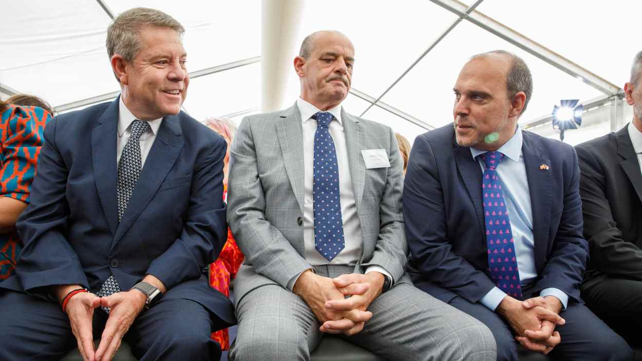 El presidente de Castilla-La Mancha, Emiliano García-Page, junto al de las Cortes regionales y el consejero delegado Batilogistic, Gilles Faure. JCCM.