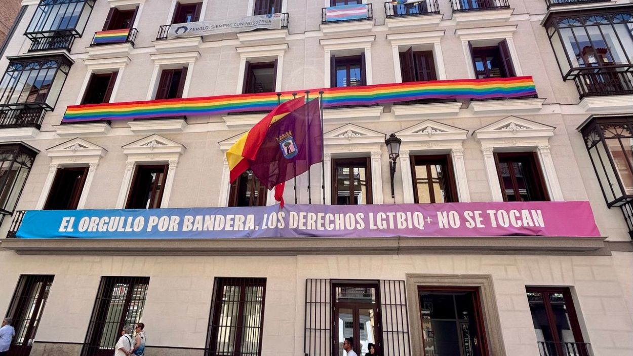 El edificio de Grupos Municipales de Madrid con la bandera LGTBI en el mes del Orgullo. EP.