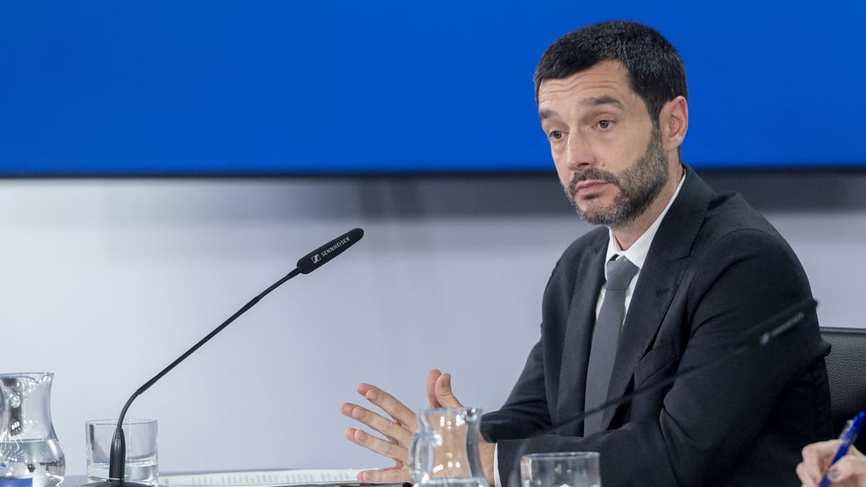 El ministro de Derechos Sociales, Consumo y Agenda 2030, Pablo Bustinduy, durante la rueda de prensa posterior a un Consejo de Ministros. EP.