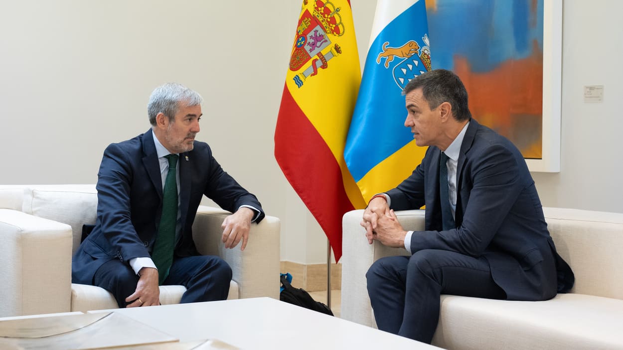 El presidente del Gobierno, Pedro Sánchez, durante su reunión con el presidente de Canarias, Fernando Clavijo, en La Moncloa. EP.