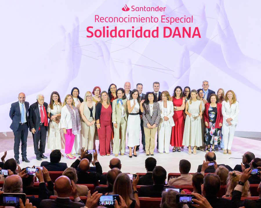 Reina Letizia acto solidaridad bano santander