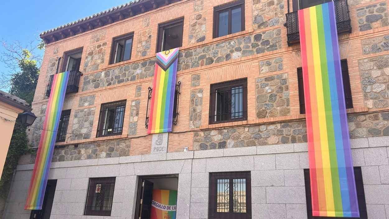 Banderas LGTBI en los balcones de la sede del PSOE de Castilla-La Mancha