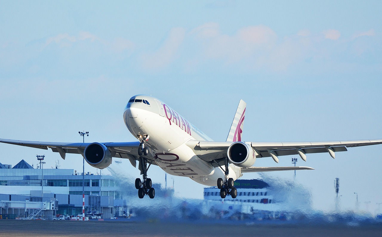 Despegue de un avión de Qatar Airways / PIXABAY