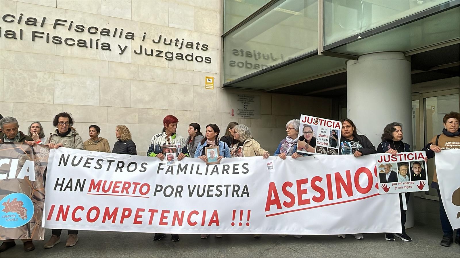 Imagen de la Madre de Janine junto a otras víctimas en la Ciudad de la Justicia.