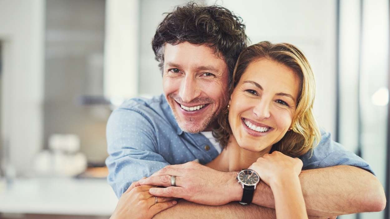 El pequeño gesto que hacen las parejas que se quieren de verdad, según los psicólogos