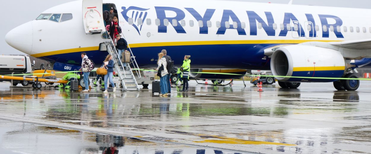 Ryanair subirá a 2,50 euros la prima a empleados por cada maleta de mano fuera de medida