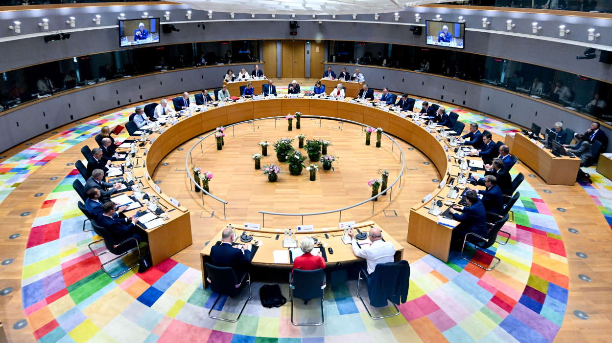 La UE debate si plegarse a Trump también en materia arancelaria. EP.