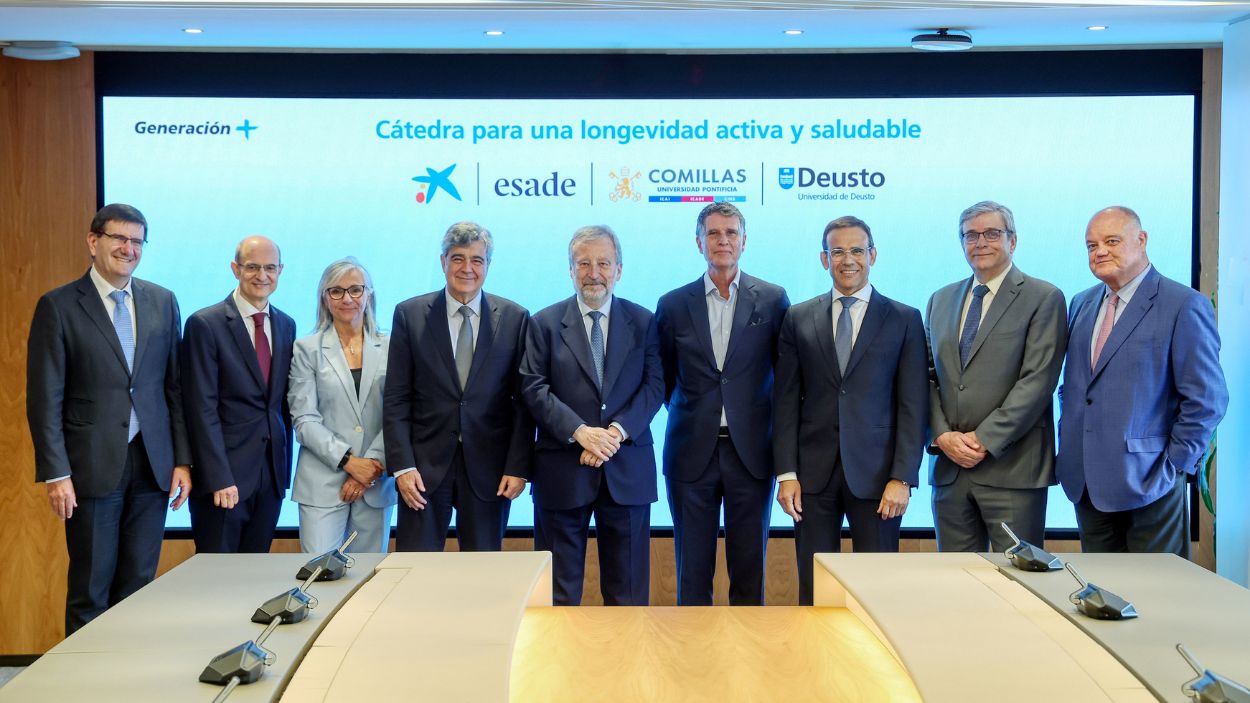 Foto de familia de los firmantes del acuerdo para crear una Cátedra dedicada al envejecimiento saludable Foto de familia de los firmantes del acuerdo para crear una Cátedra dedicada al envejecimiento saludable