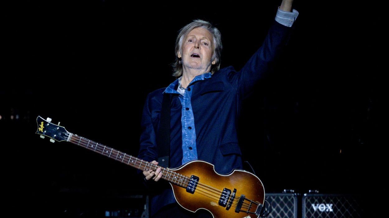 Paul McCartney, bajista, cantante y compositor de The Beatles. EP.