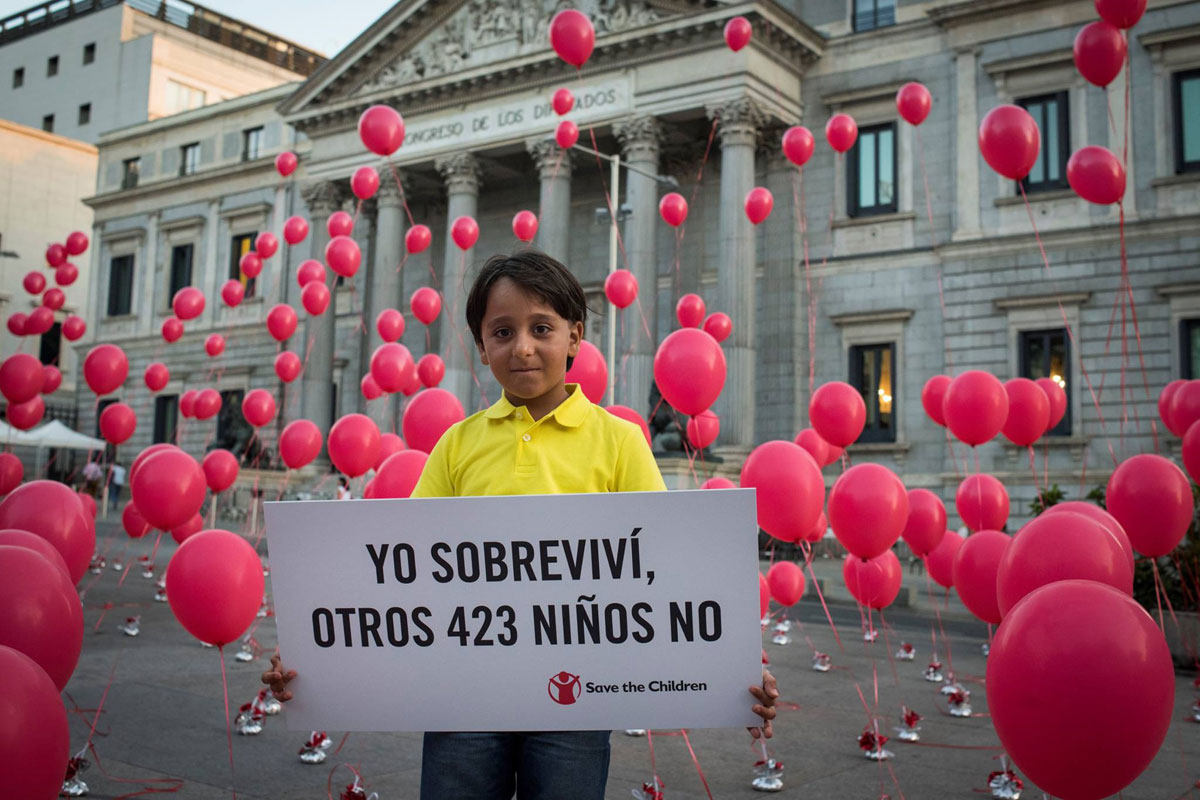 Said, hijo de Osama Abdul, en el acto de 'Save The Children' frente al Congreso de los Diputados