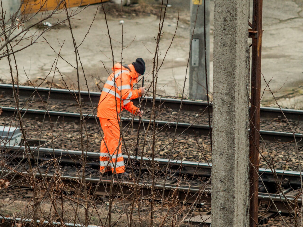 Trabajador equipado con ropa de trabajo de alta visibilidad / UNSPLASH