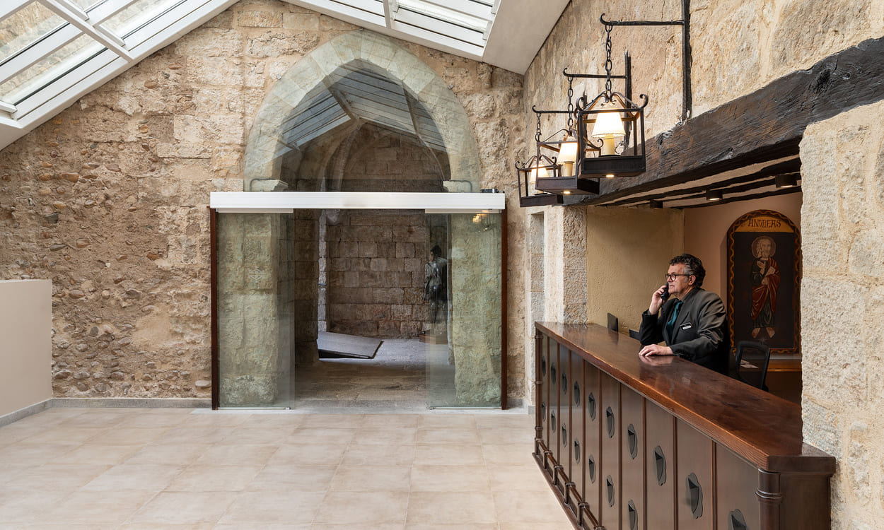 Zona de recepción del Parador, donde la piedra original del castillo convive con elementos contemporáneos. PARADORES
