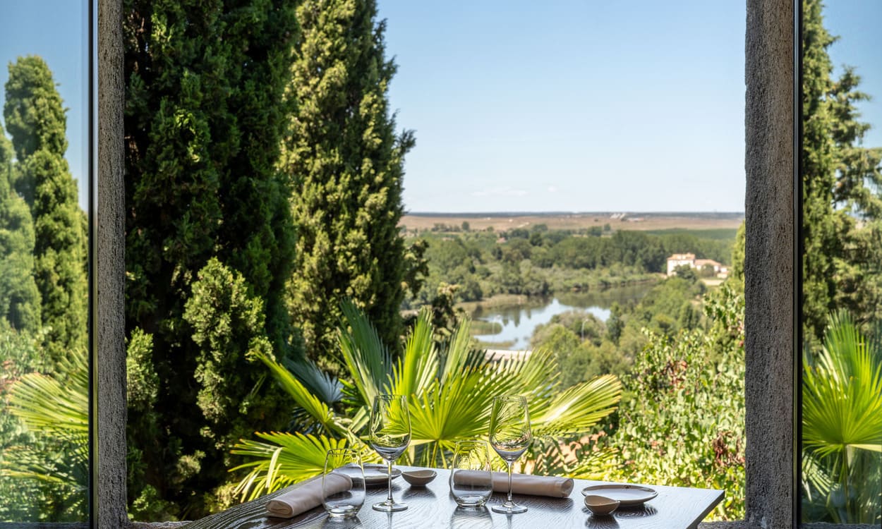 Vistas desde el restaurante del Parador hacia el río Águeda, afluente del Duero, y los campos de la comarca. PARADORES