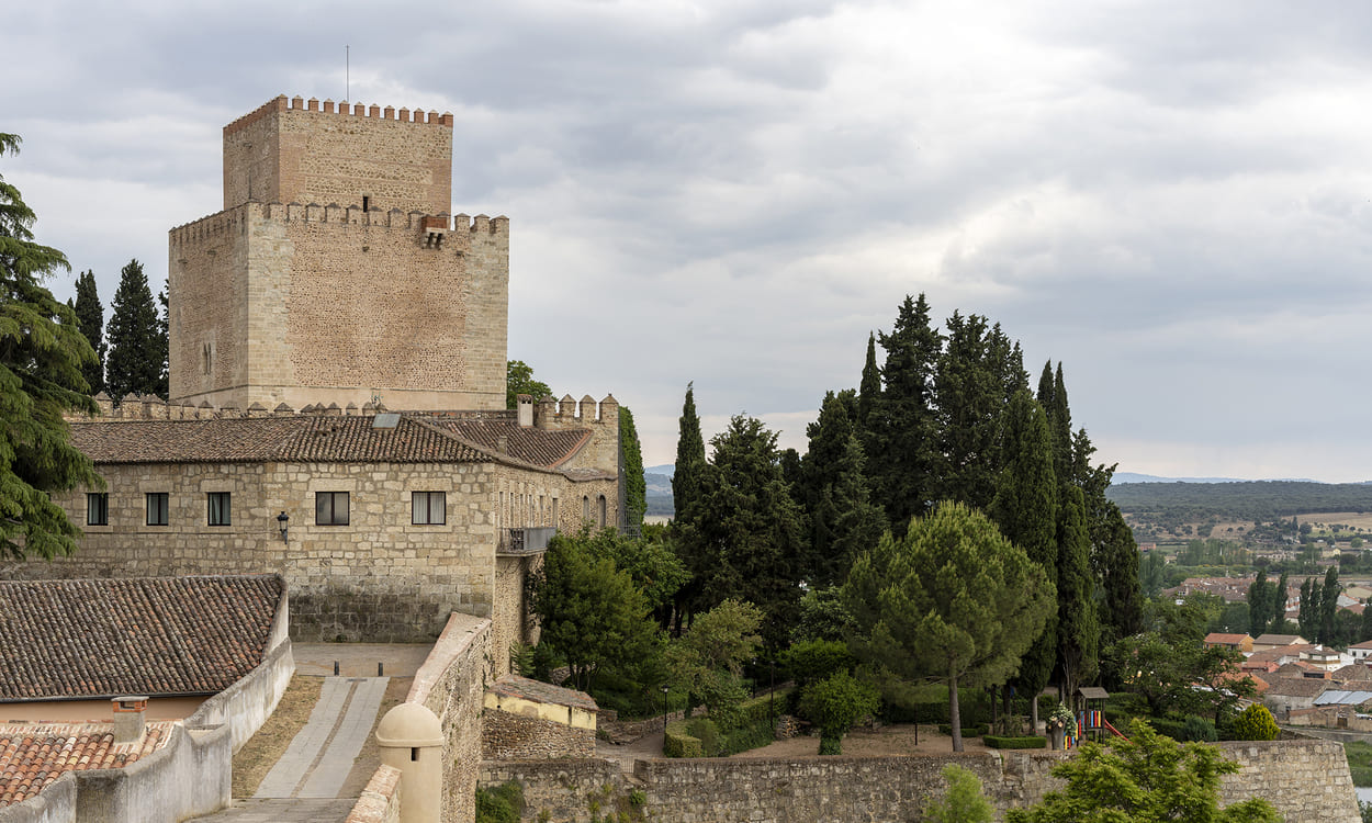 El castillo de Ciudad Rodrigo, convertido en Parador, y parte de la muralla que rodea la ciudad. PARADORES