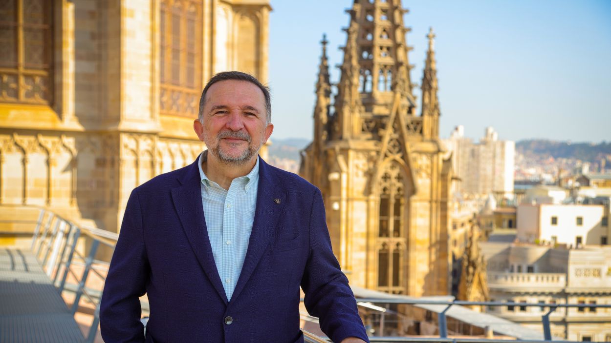 Sergio Vila-Sanjuán, autor de 'Misterio en el Barrio Gótico', en el tejado de la Catedral de Barcelona, recientemente restaurado y abierto al público. (Foto: Javier Ocaña)