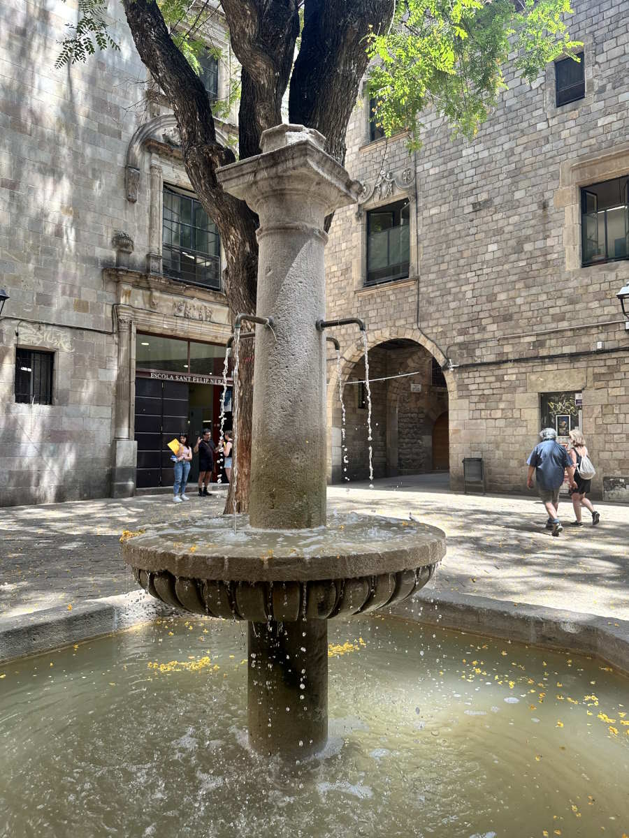 La fuente que hay en el centro de la plaza de San Felipe Neri, en Barcelona, fue diseñada por Joaquim Ros de Ramis e inaugurada en 1962