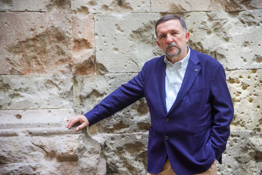 Sergio Vila-Sanjuán posa delante del muro de la iglesia de San Felipe Neri, en Barcelona, que conserva los daños provocados por la metralla de las bombas lanzadas por la aviación franquista durante la Guerra Civil (Foto: Javier Ocaña) Sergio Vila-Sanjuán posa delante del muro de la iglesia de San Felipe Neri, en Barcelona, que conserva los daños provocados por la metralla de las bombas lanzadas por la aviación franquista durante la Guerra Civil (Foto: Javier Ocaña)