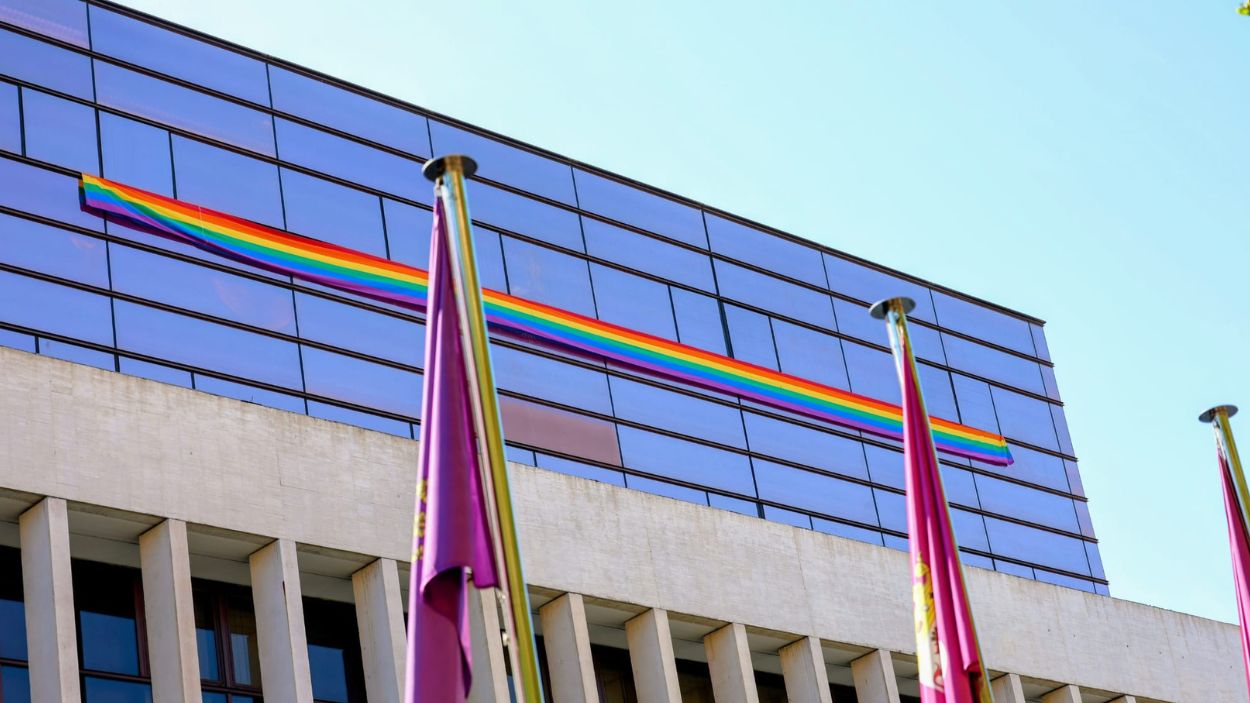 Fachada de las Cortes de Castilla y León con la bandera LGTBI por el Orgullo. Redes sociales.