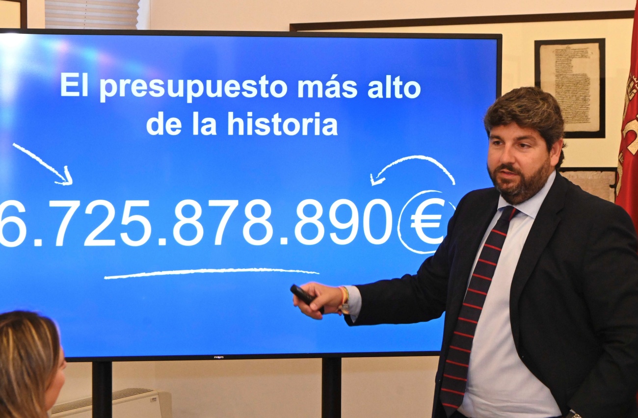 El presidente de la Región de Murcia, Fernando López Miras, junto a una pantalla con la cantidad que comprenden los Presupuestos para 2025. (Foto: EP)