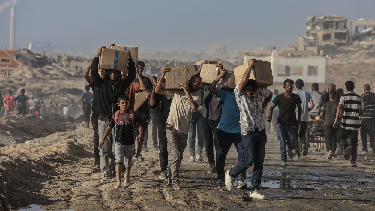 Civiles palestinos cargando cajas de comida y necesidades básicas en la Franja de Gaza. EP.