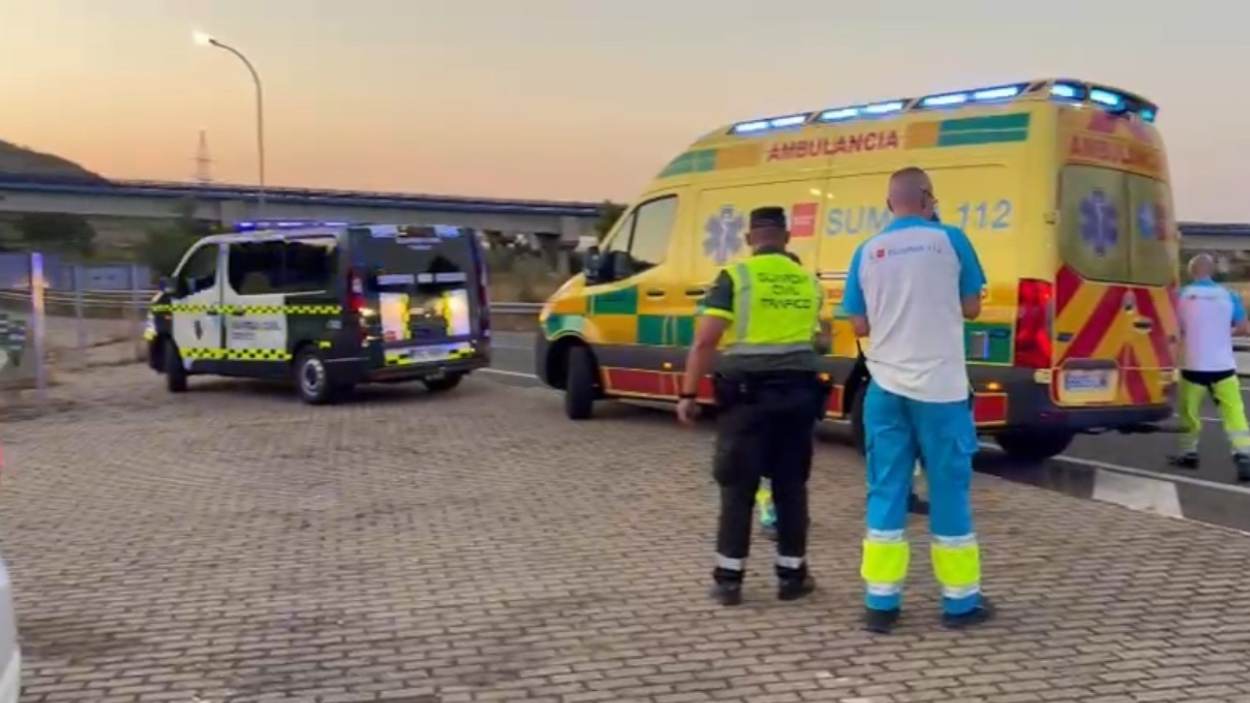 Muere un hombre de unos 50 años al sufrir un accidente de moto e impactar contra un coche y una farola en Rivas-Vaciamadrid. EP