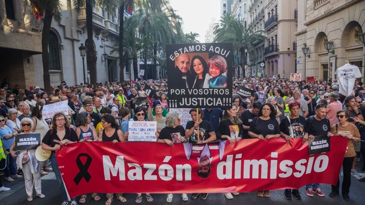 Decenas de personas durante una manifestación para pedir la dimisión de Mazón. EP.