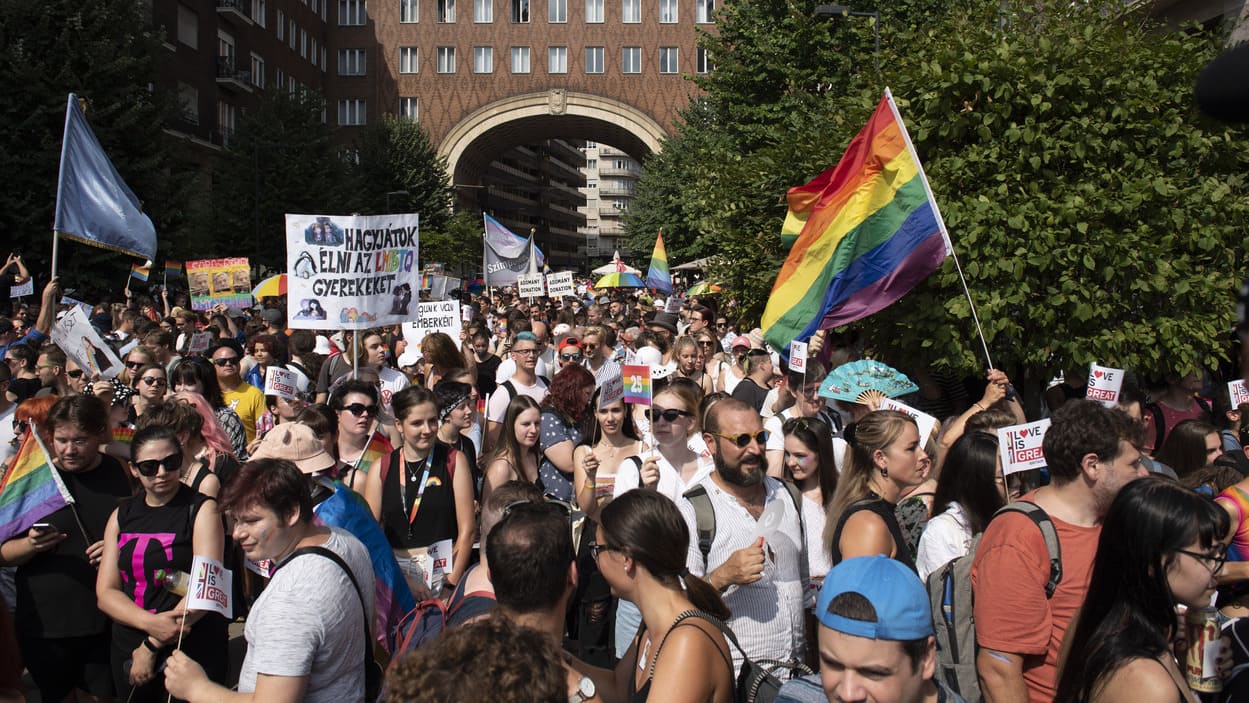 La gente participa en el desfile anual del Orgullo de Budapest el 24 de julio de 2021 en Budapest, Hungría. EP.