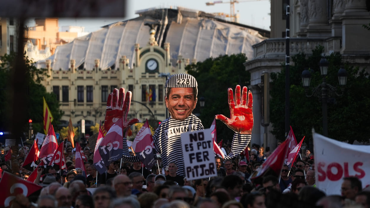 Imagen de la octava manifestación en Valencia por la dimisión del presidente autonómico, Carlos Mazón. EP.