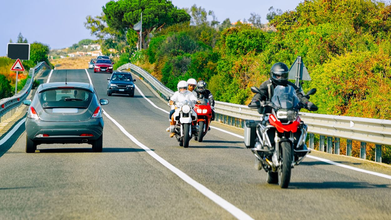 Claves para circular en moto con seguridad este verano