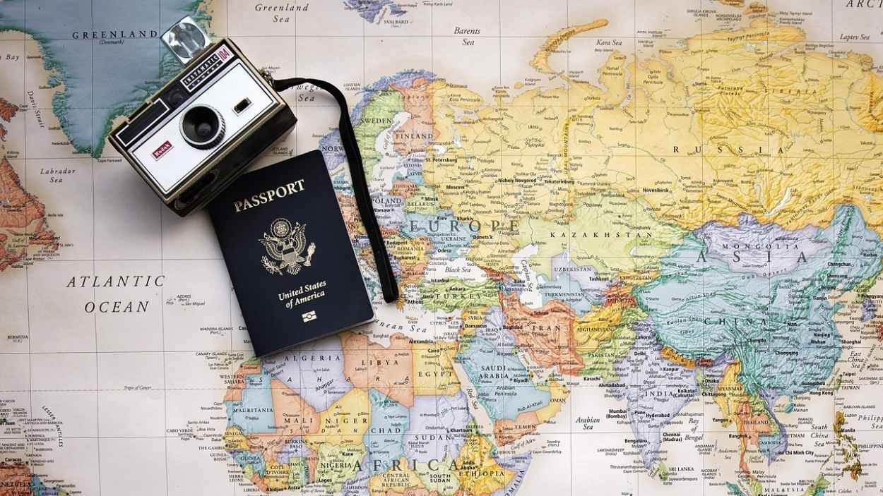 Pasaporte y mapa mundial. Pixabay
