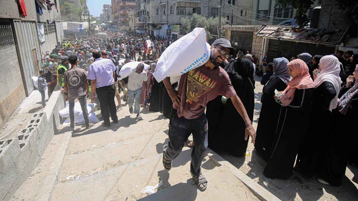 Palestinos cerca de un punto de distribución de ayuda humanitaria. EP