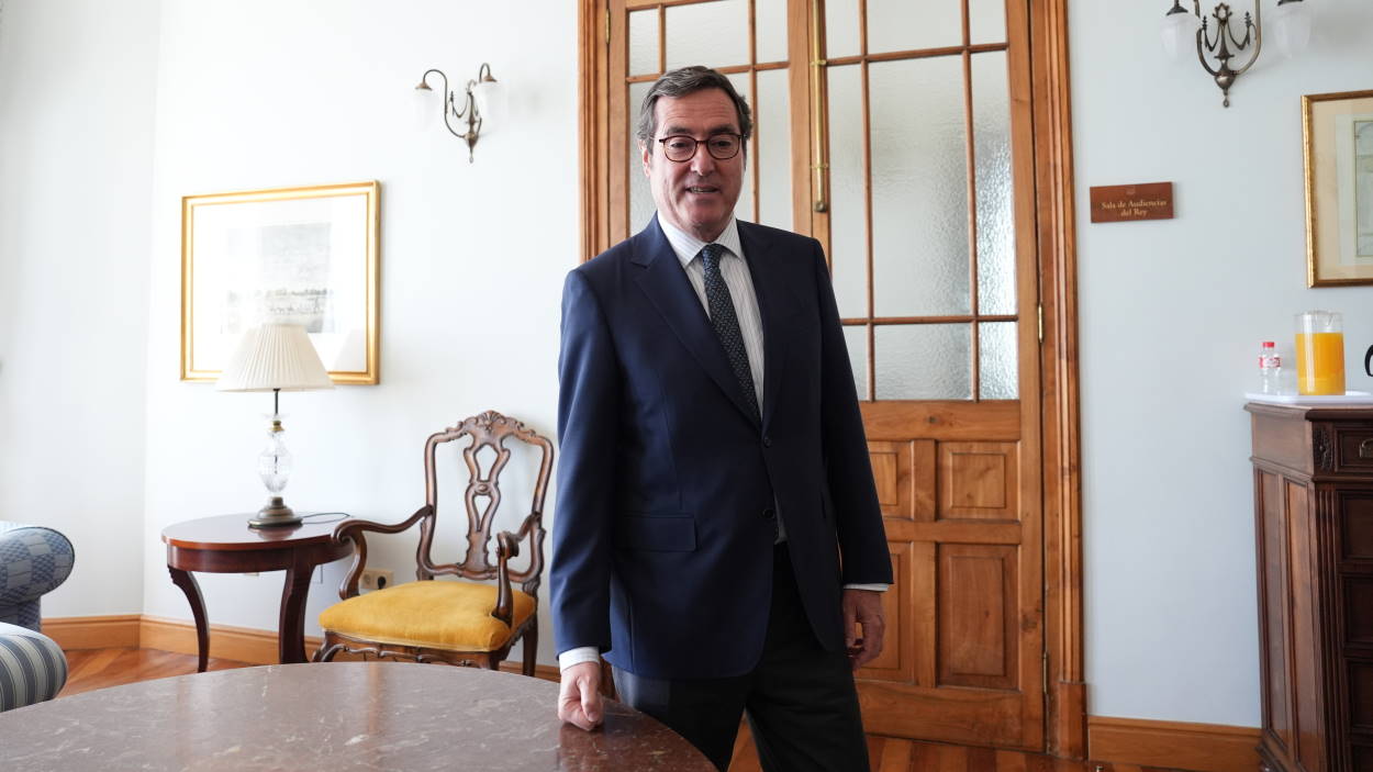La CEOE vuelve a la carga contra los complementos de las bajas médicas. EP.