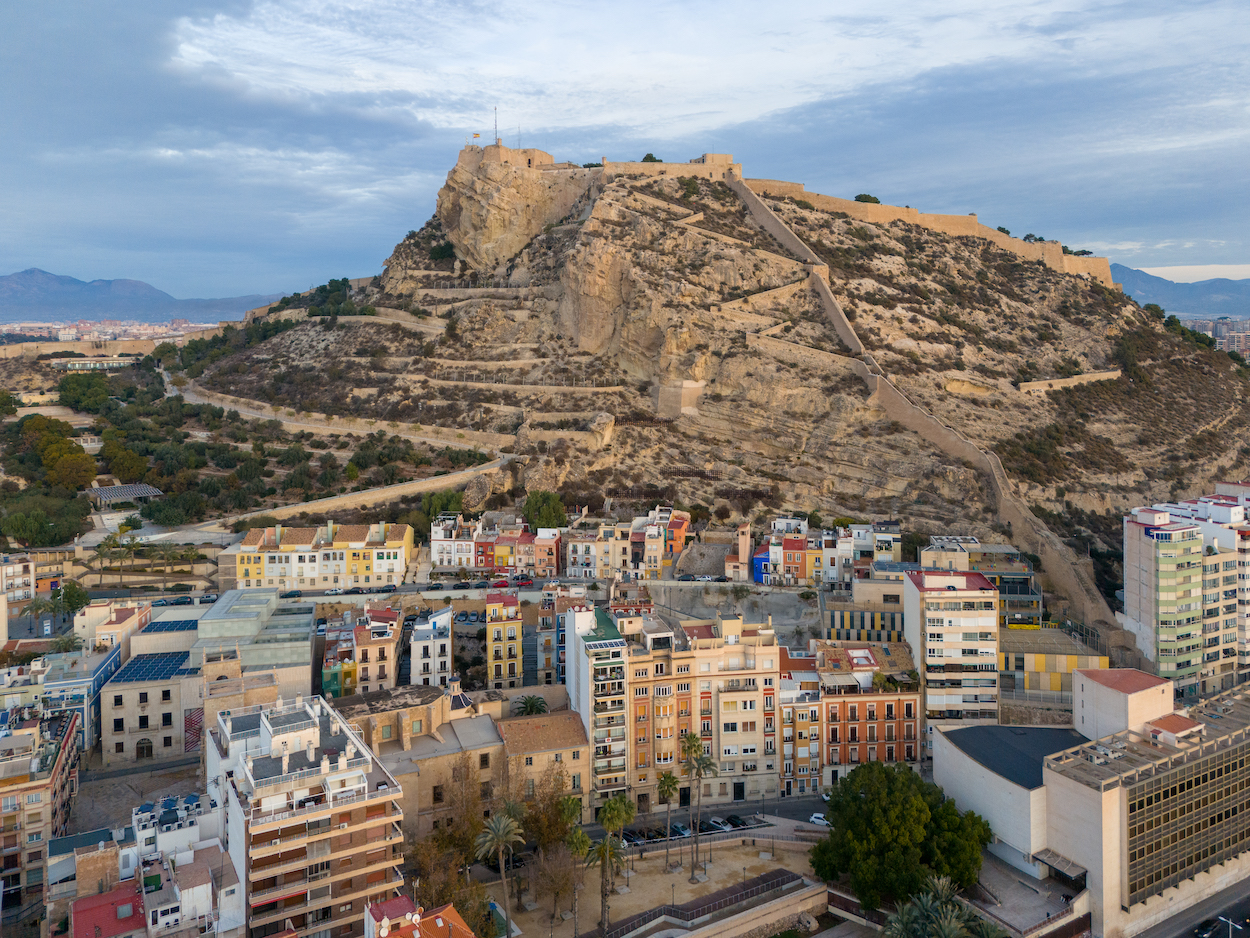 Vista del Castillo de Santa Bárbara con la ciudad de Alicante a sus pies