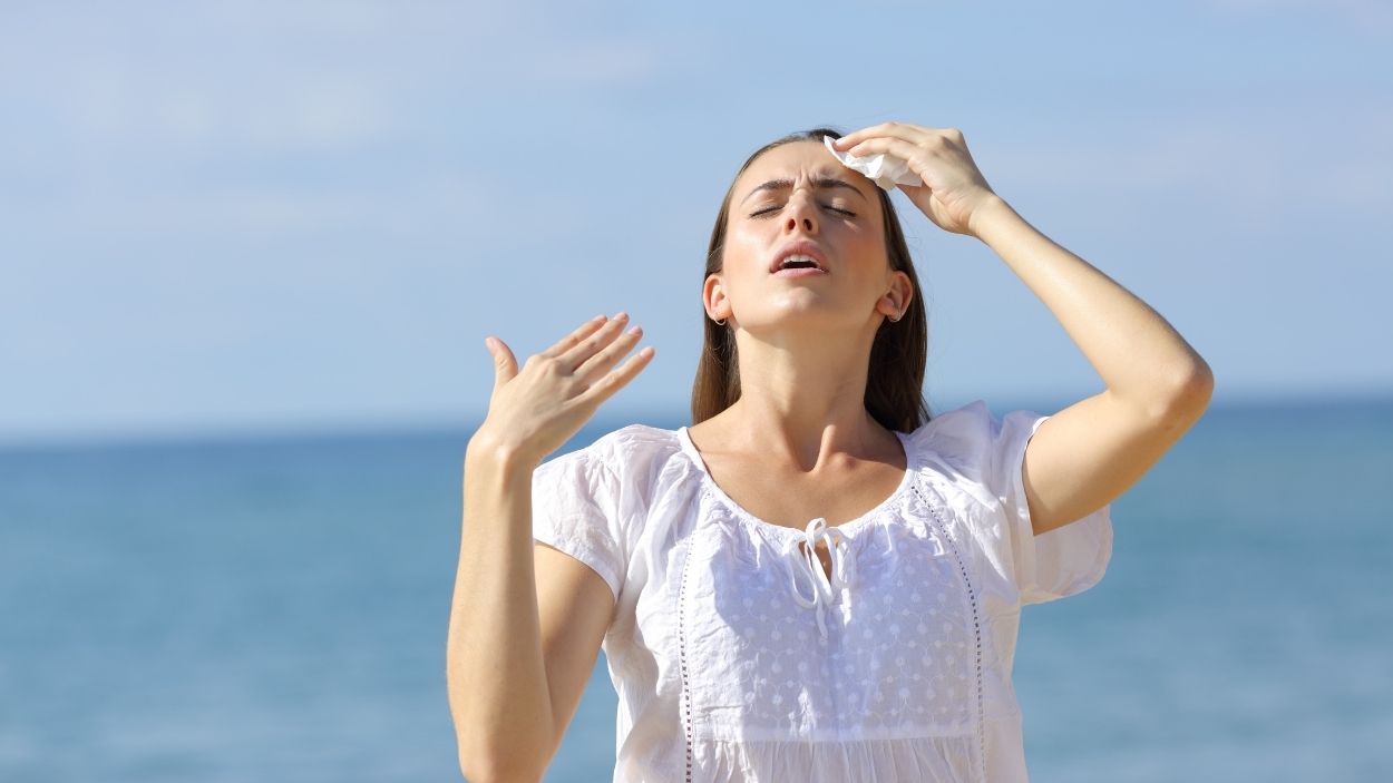 Una mujer pasando calor. Canva