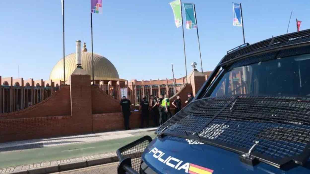 La Policía detona una mochila en Sevilla. EP
