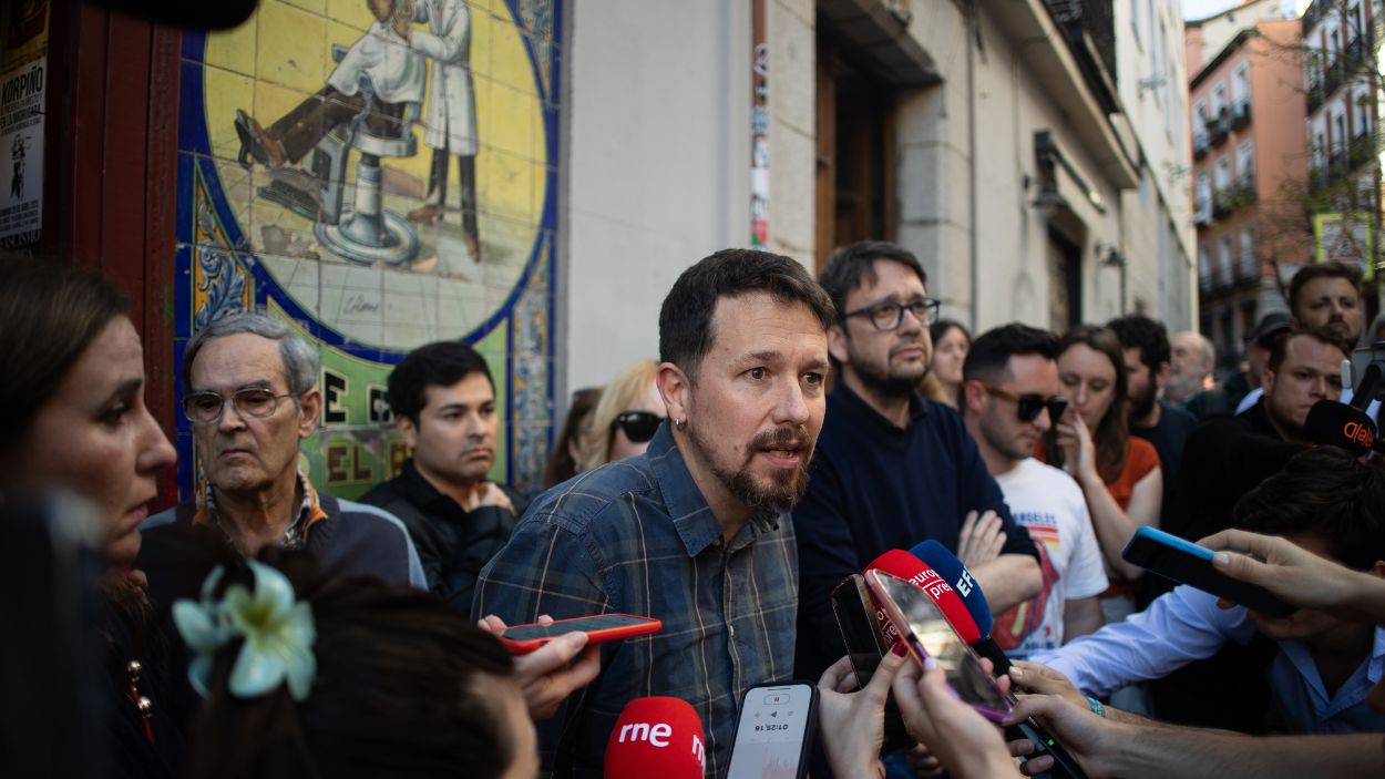 El exlíder de Podemos, Pablo Iglesias, a las puertas de la Taberna Garibaldi en Lavapiés, Madrid. EP.