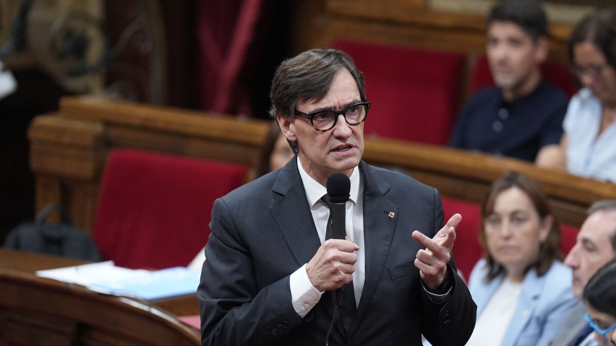 El president de la Generalitat catalana, Salvador Illa, en el Parlament. EP.