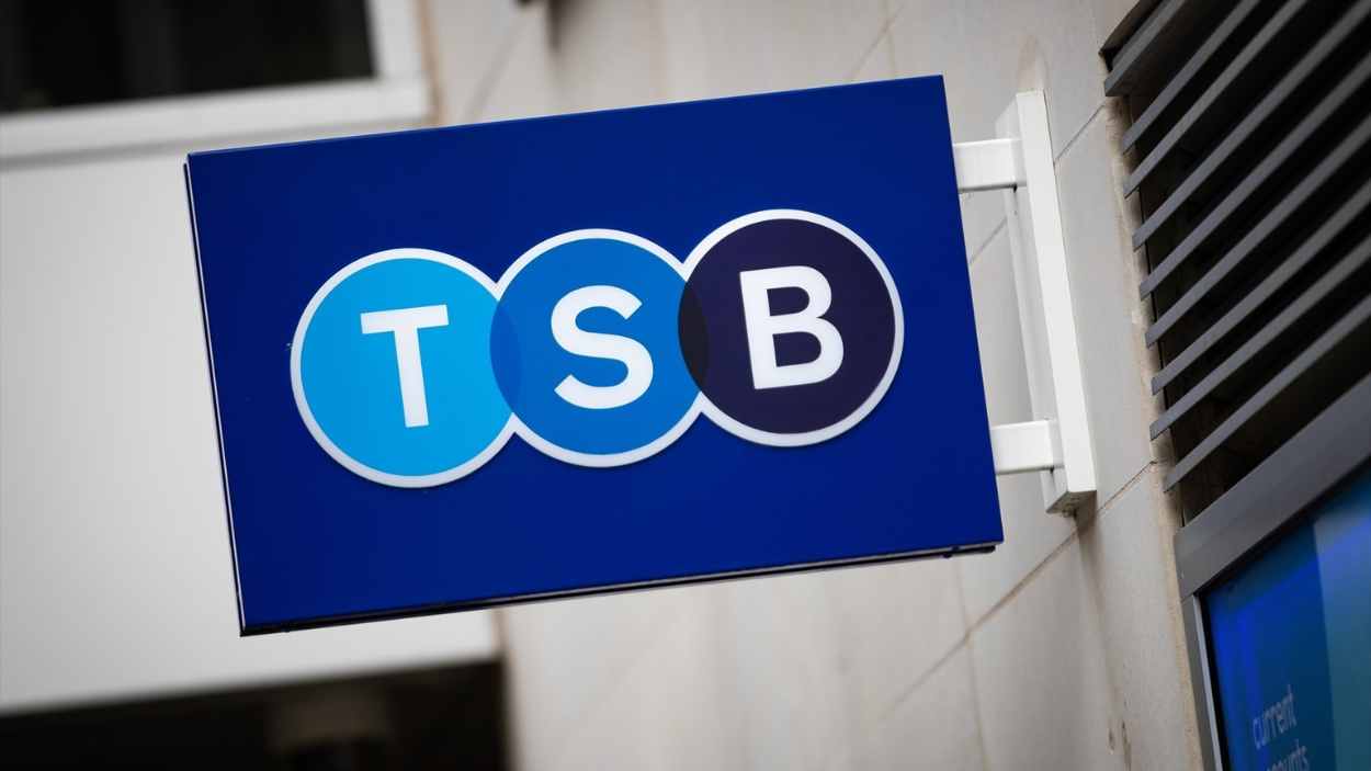 Santander acuerda comprar TSB a Sabadell. EP