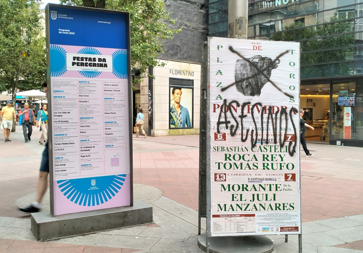 Cartel taurino vandalizado de la feria de Pontevedra durante las Fiestas de la Peregrina de 2023 (Foto: T.L./Archivo).