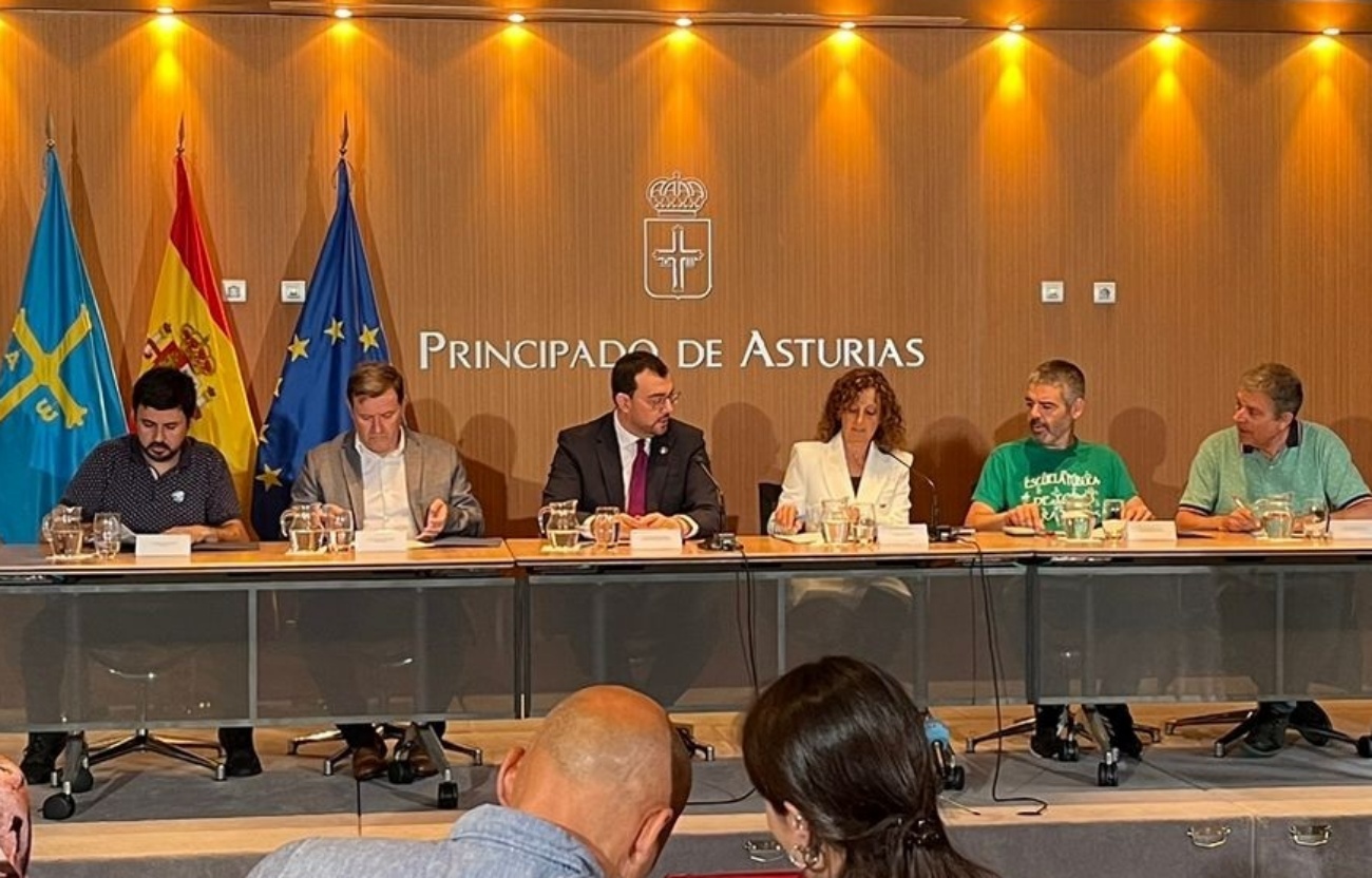 Firma del pacto Asturias Educa alcanzado entre el Gobierno autonómico y los sindicatos. (Foto: EP)