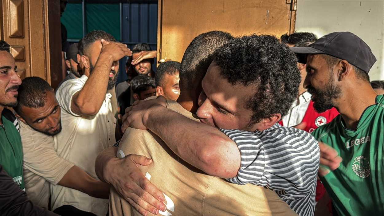 Palestinos se abrazan tras la puesta en libertad de prisioneros. EP