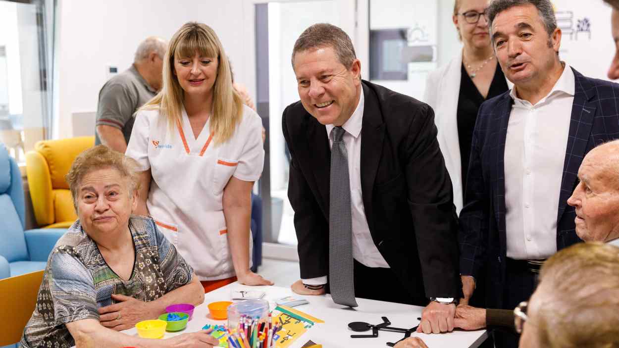El presidente de Castilla La Mancha, Emiliano García Page, en la inauguración de una residencia en un pueblo de Albacete. JCCM.