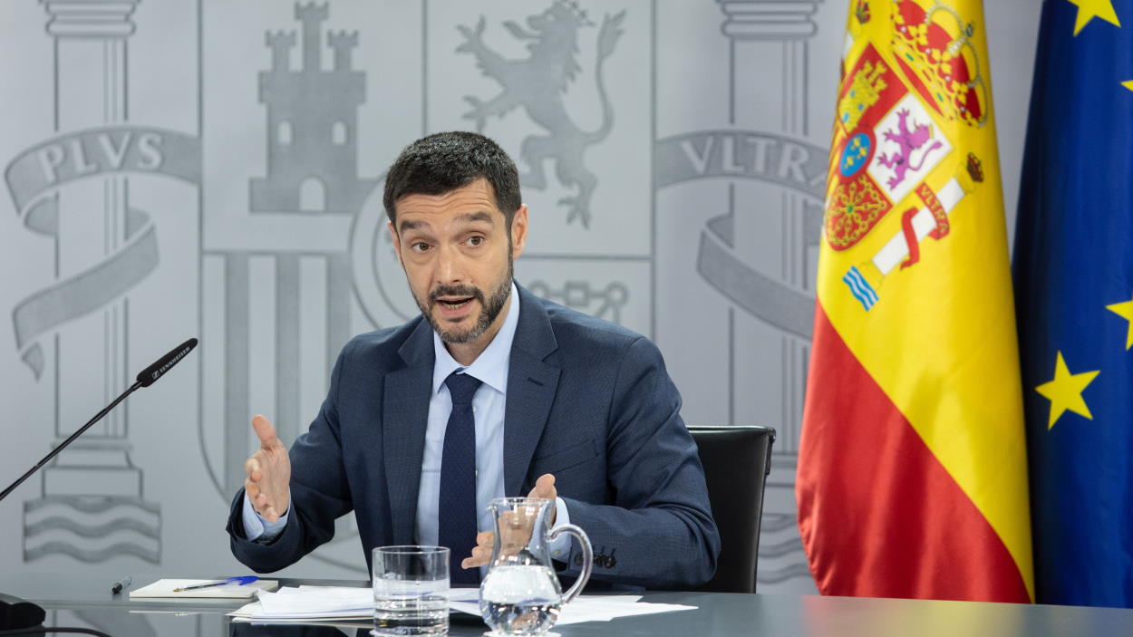 Consumo expedienta a otra aerolínea de bajo coste por cobrar el equipaje de mano. EP.