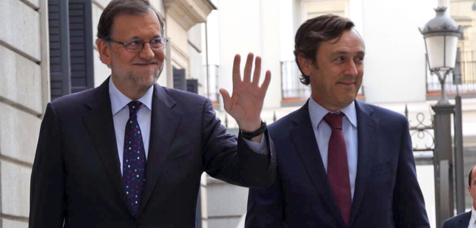 Rafael Hernando secundando a Mariano Rajoy en la entrada al Congreso este viernes antes de recibir el segundo 'no' a la investidura