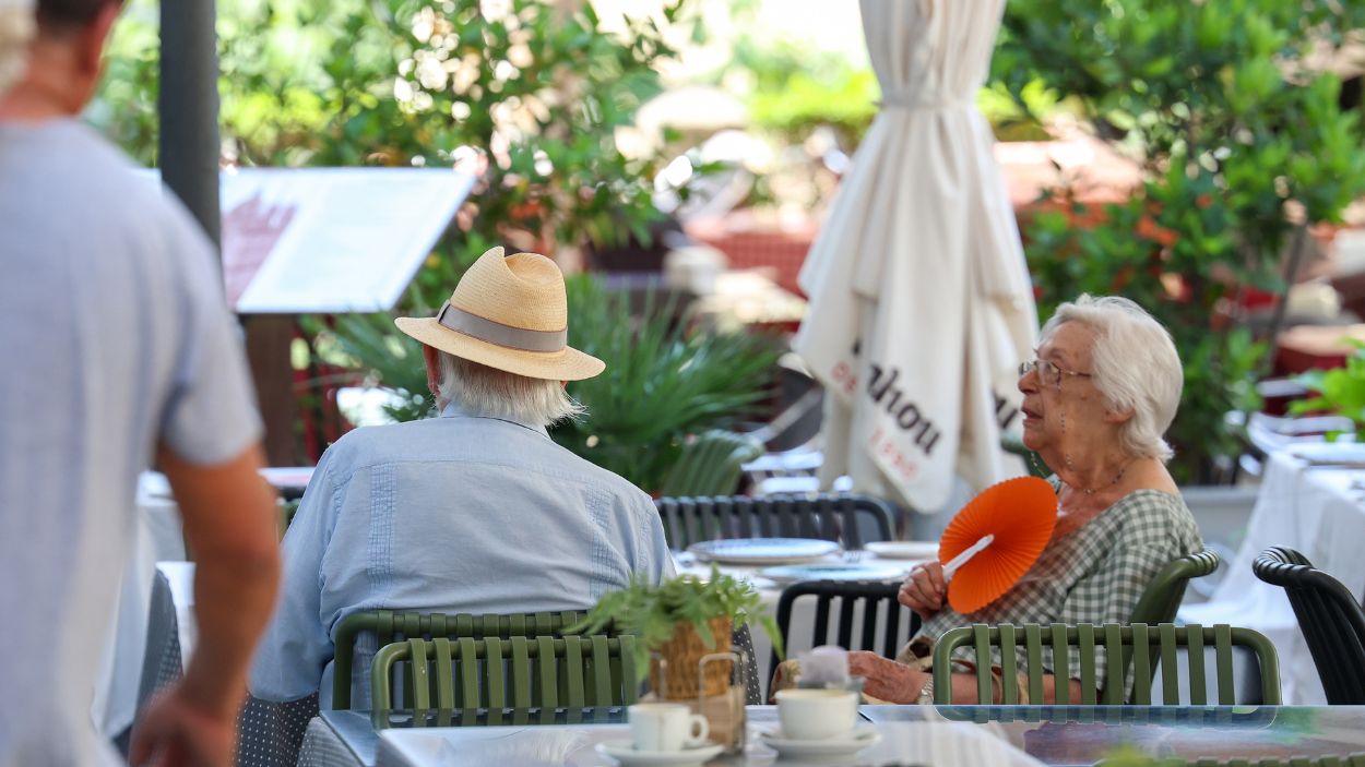 Dos personas en una terraza durante la ola de calor. EP. 