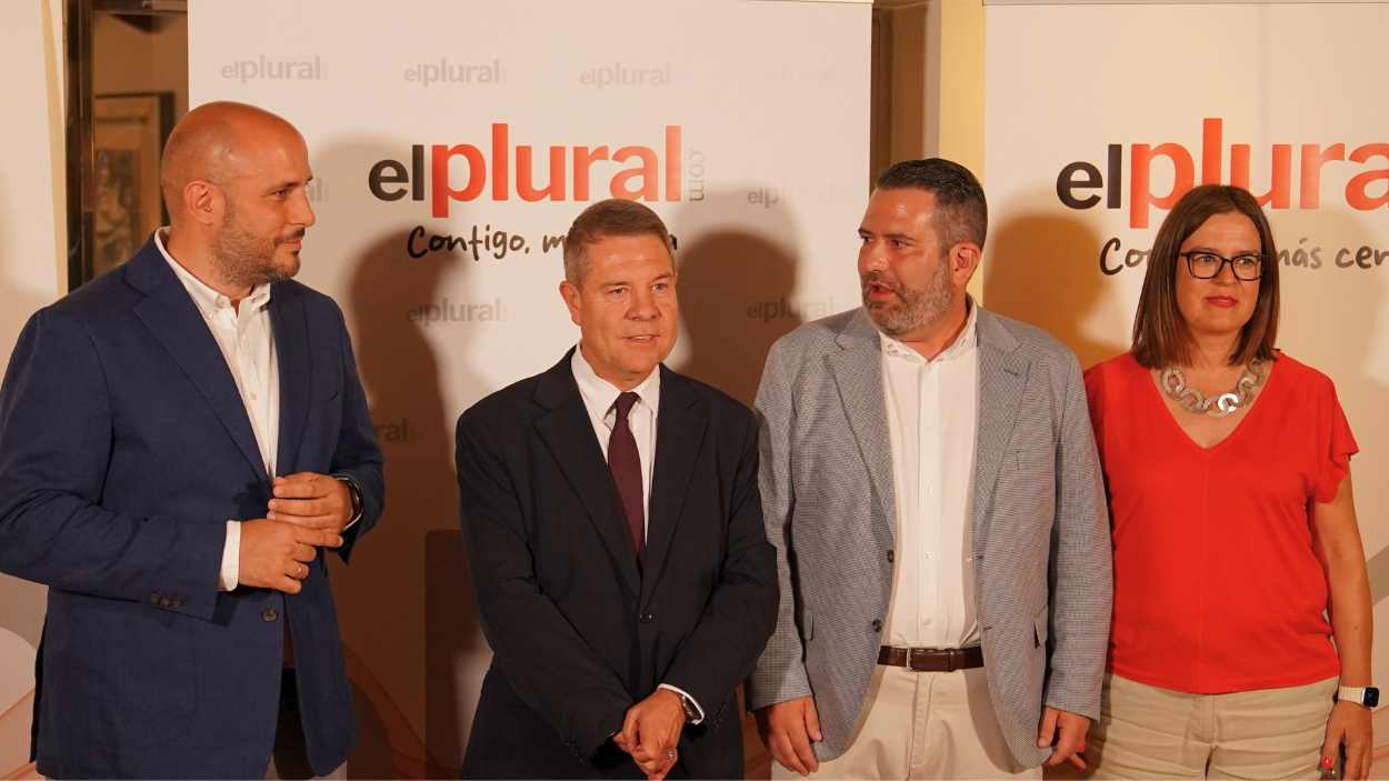 El director de Relaciones Institucionales de ElPlural.com, Marcos Paradinas, el presidente de Castilla La Mancha, Emiliano García Page, el director de ElPlural.com, Chema Garrido, y la consejera portavoz, Esther Padilla.
