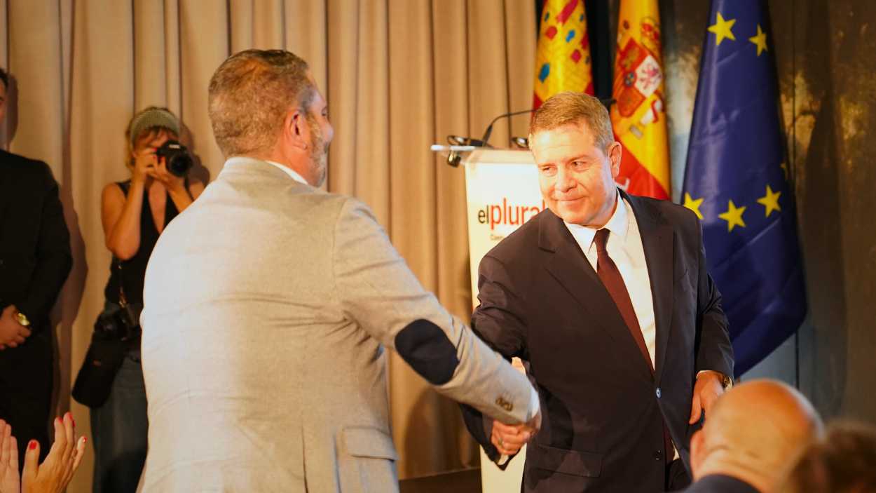 El director de ElPlural.com, Chema Garrido, saluda a Emiliano García Page tras su discurso en la presentación.
