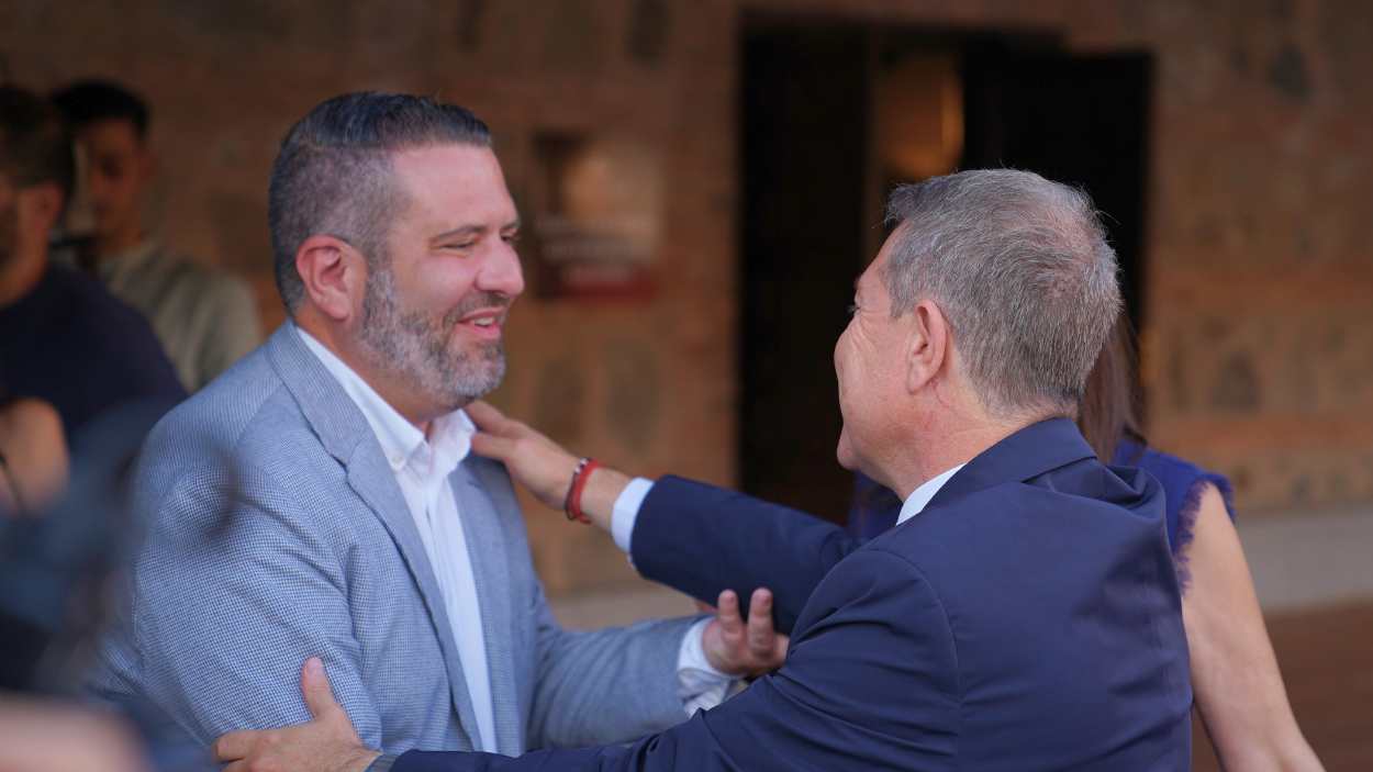El director de ElPlural.com, Chema Garrido, recibe al presidente de Castilla La Mancha, Emiliano García Page, a las puertas del Parador de Toledo.